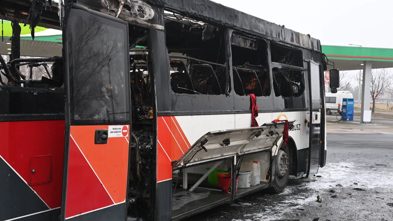 Kigyulladt egy busz a budaörsi benzinkút mellett