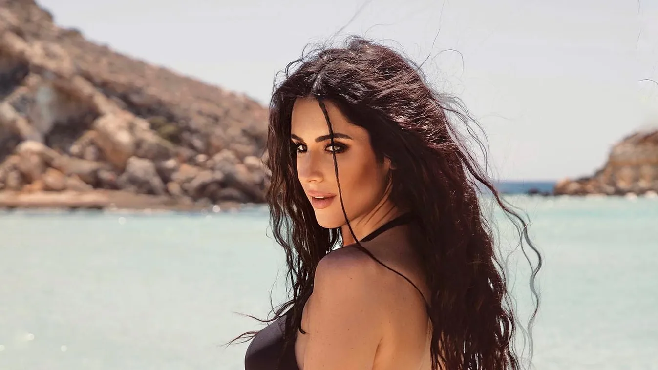 Őrületet okozott, meztelenül állt az ablakban az ismert kosaras lány