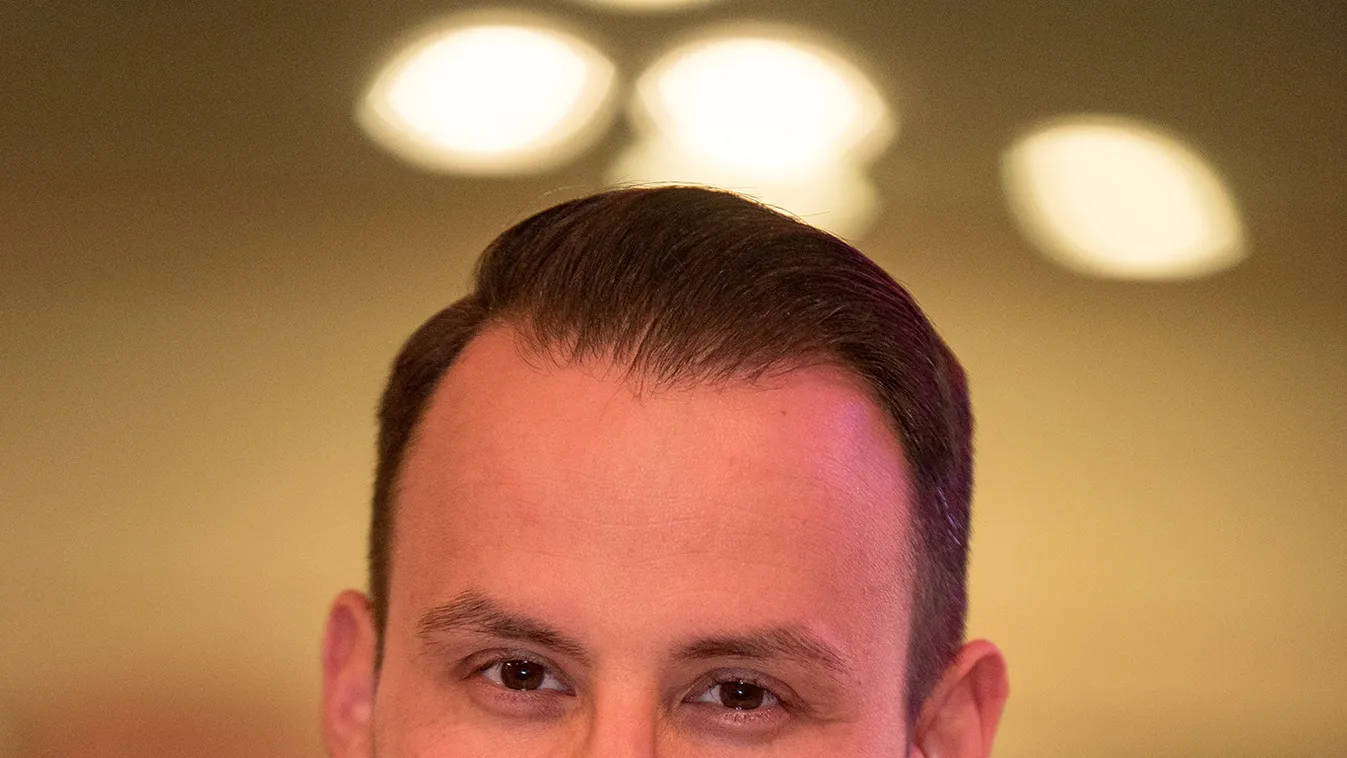 „Én vagyok a dínó, ők meg a lovasok” – így pózol gyerekeivel Csuti