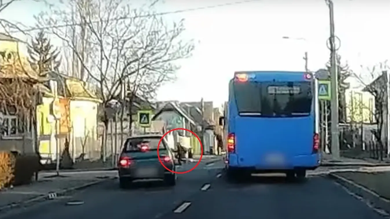  Autó elé hajtott egy busz, hogy megvédjen egy kislányt