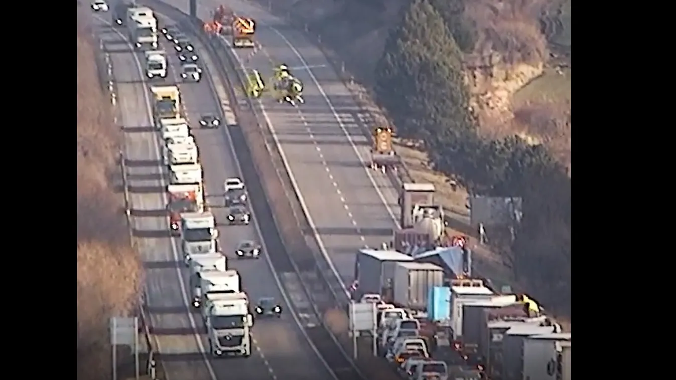 Mentőhelikoptert riasztottak: brutális baleset történt az M1-esen – videó