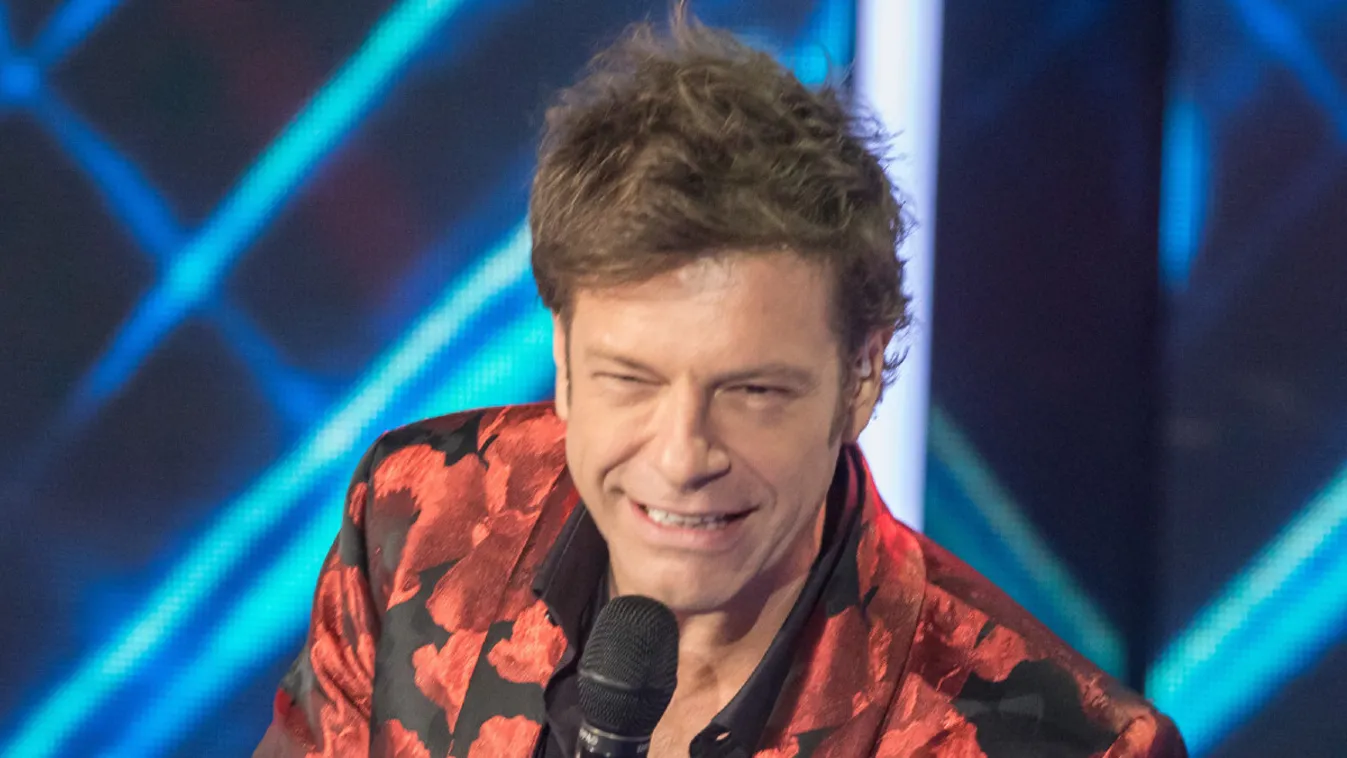 Tilla zaklatottan jelentkezett a stúdióból