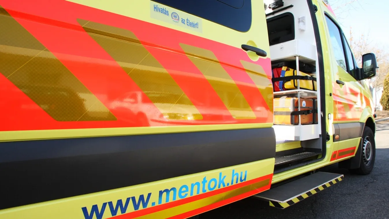 Durva baleset Velencénél, fejre állt egy autó