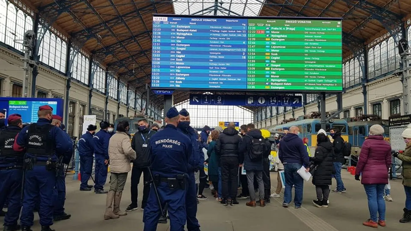 Óriási tömeg a Nyugatinál, már Budapesten vannak a kárpátaljai menekültek