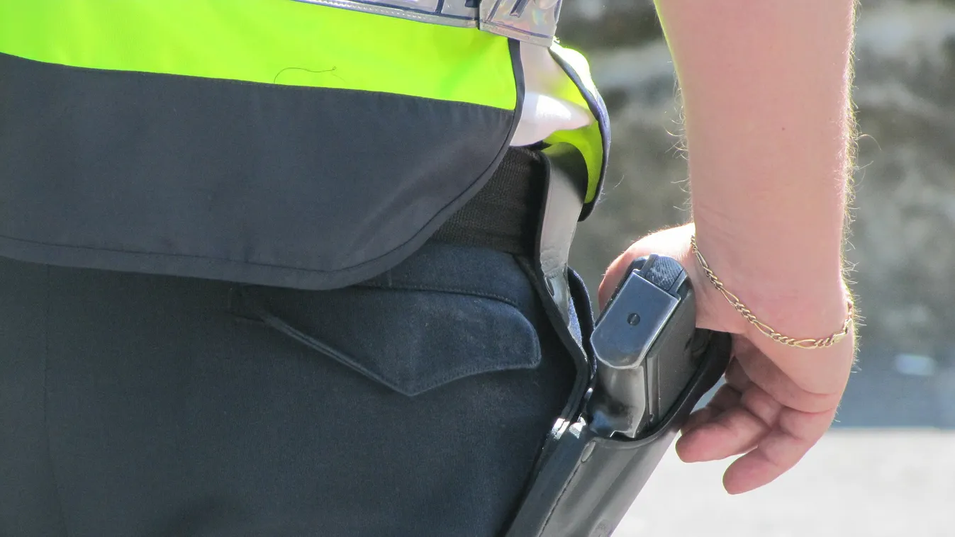 Akciófilmbe illő jelenetek Miskolcon: buszokat megállítva eredtek a fegyveres nyomába