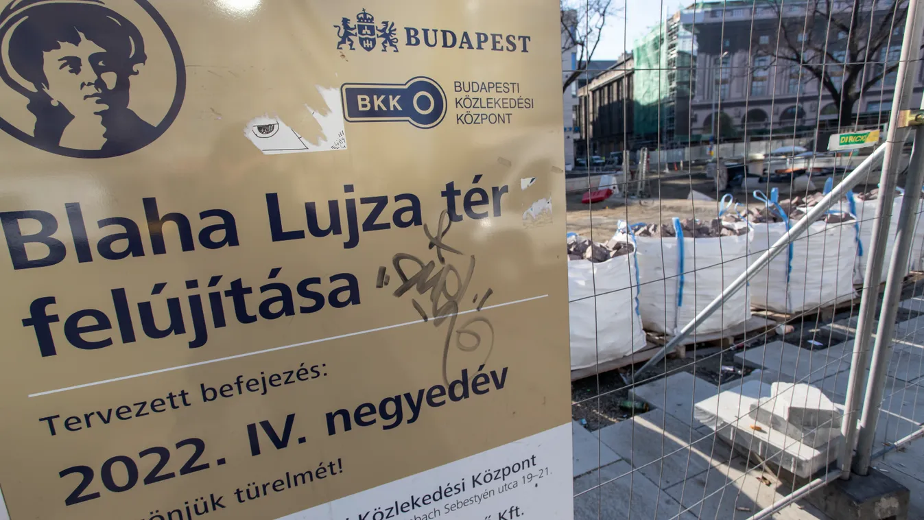 Áll a felújítás: Hetek óta egy melóst sem látni a Blaha Lujza téren