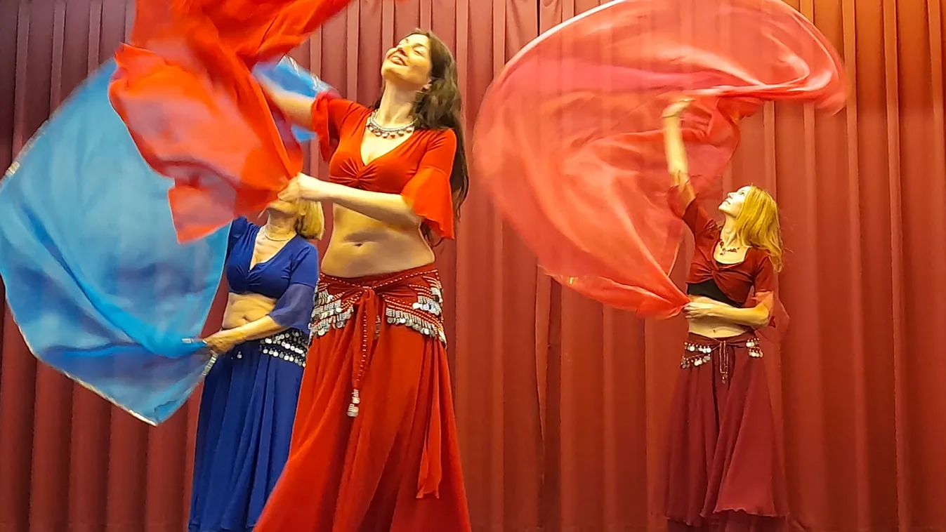 Pucér hasak, kivillanó alsóneműk a megnyitón