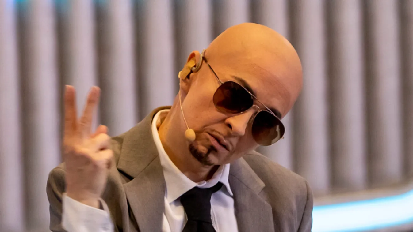 Mi domborodott a TV2 sztárjának lába között?