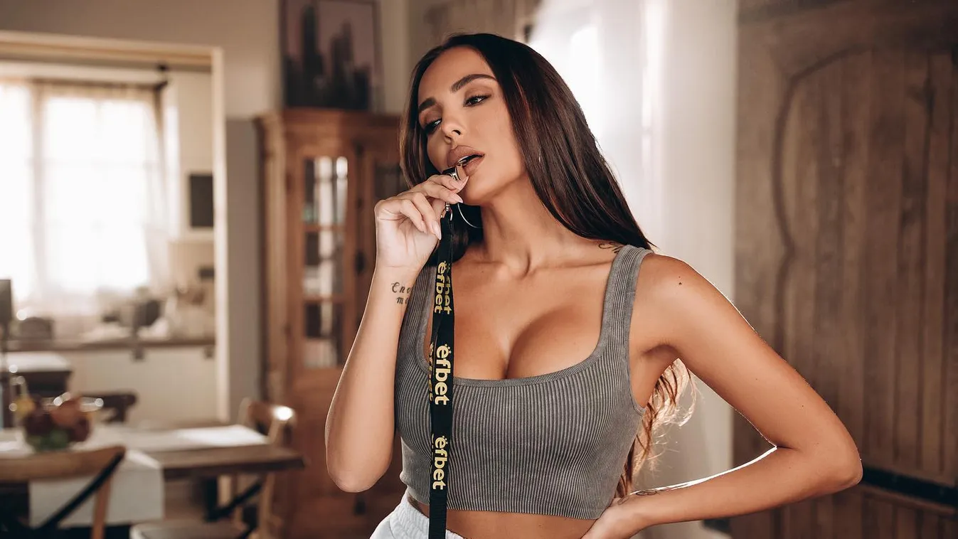 Ledobta a felsőt, apró bugyiban napozott a futballsztár felesége