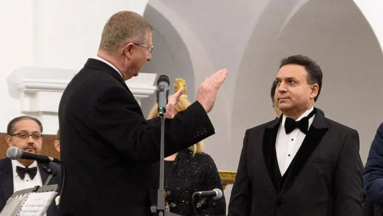 Püspöki áldással Debrecenből útjára indult Mága Zoltán koncertsorozata