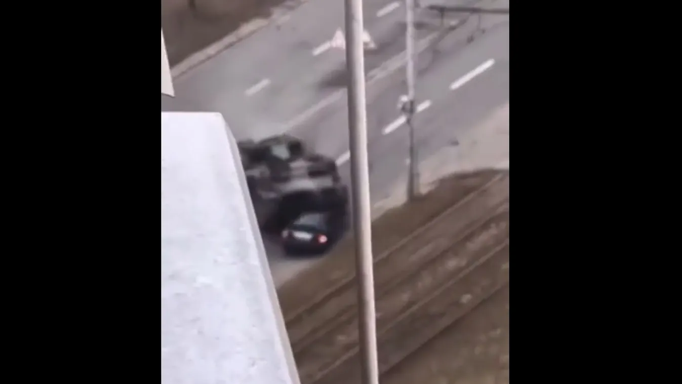 Sokkoló: egy férfival együtt lapított ki egy kocsit az orosz tank – Videó