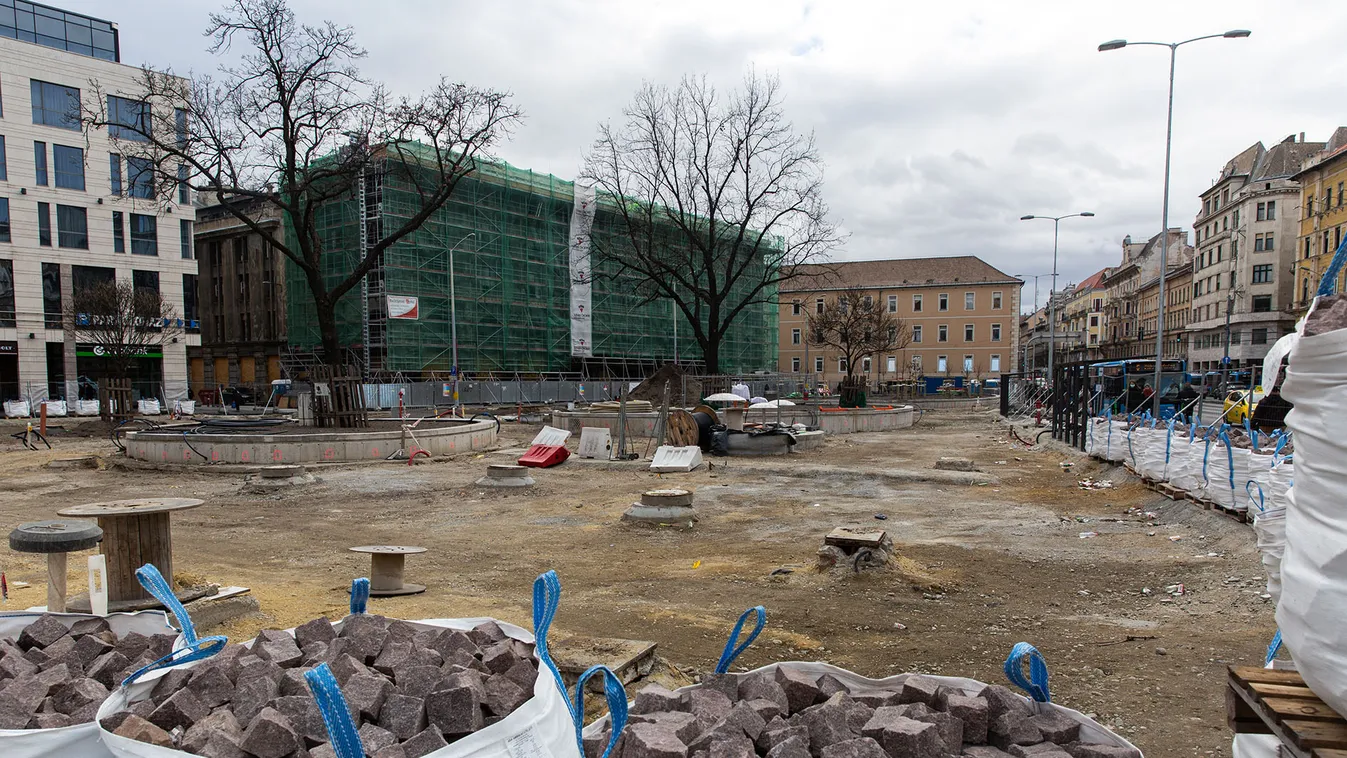 Fotókon, hogy mi zajlik a Blaha Lujza téren