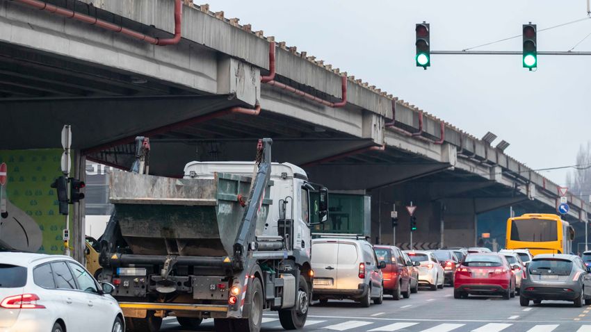 Menekítik az embereket: Bombariadó van a Népligetben és két plázában