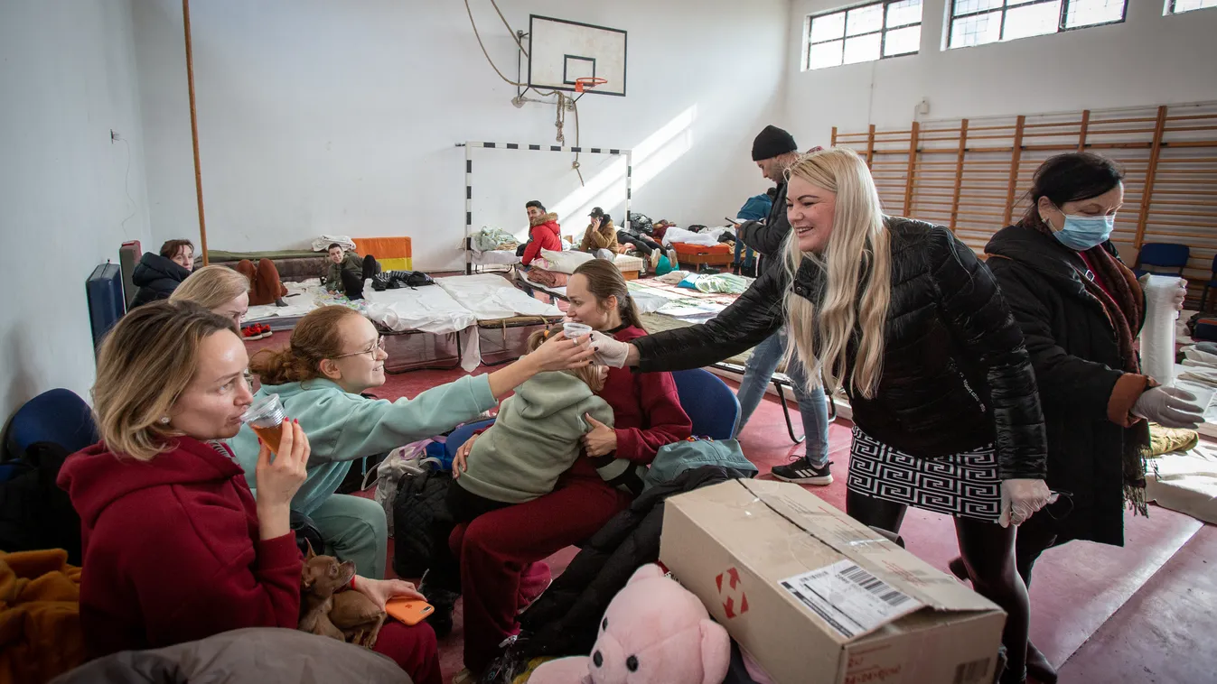 Így fogadják az Ukrajnából érkezett menekülteket! – a Ripost munkatársai jelentik a beregsurányi határról