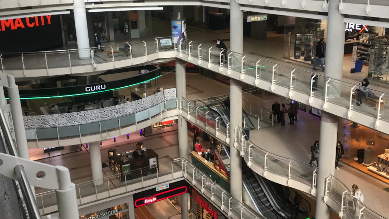 Így próbálták újraéleszteni a Mammutban leugró nőt