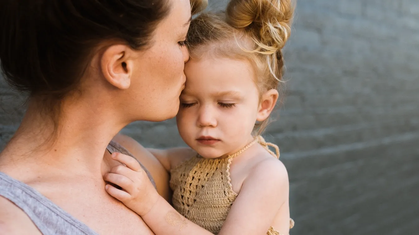 Váratlanul elhunyt anyukáját keresi a pici lány