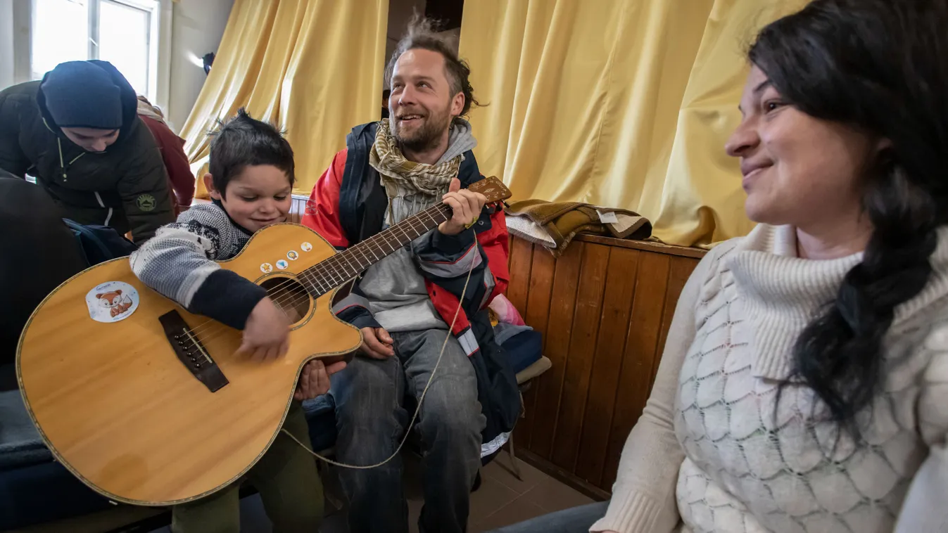 Nyelvtudás nélkül gyógyítja a menekültek lelkét András