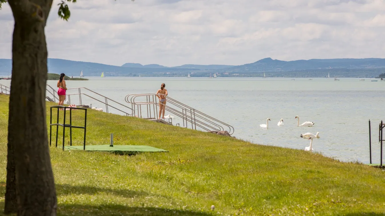 Hihetetlen fotó: itt már a Balatonban fürdenek a strandolók