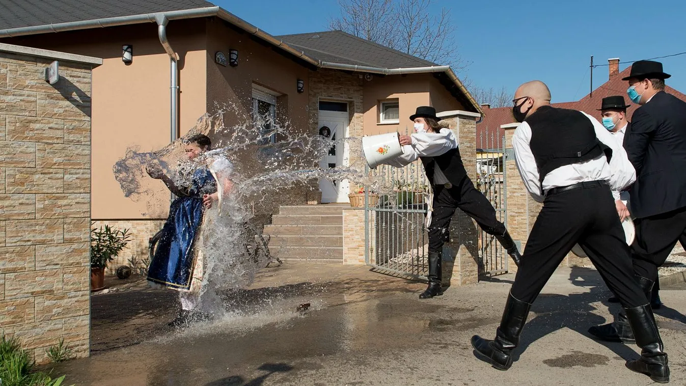 Mennyi pénzt kapnak manapság a locsolkodók? − videó