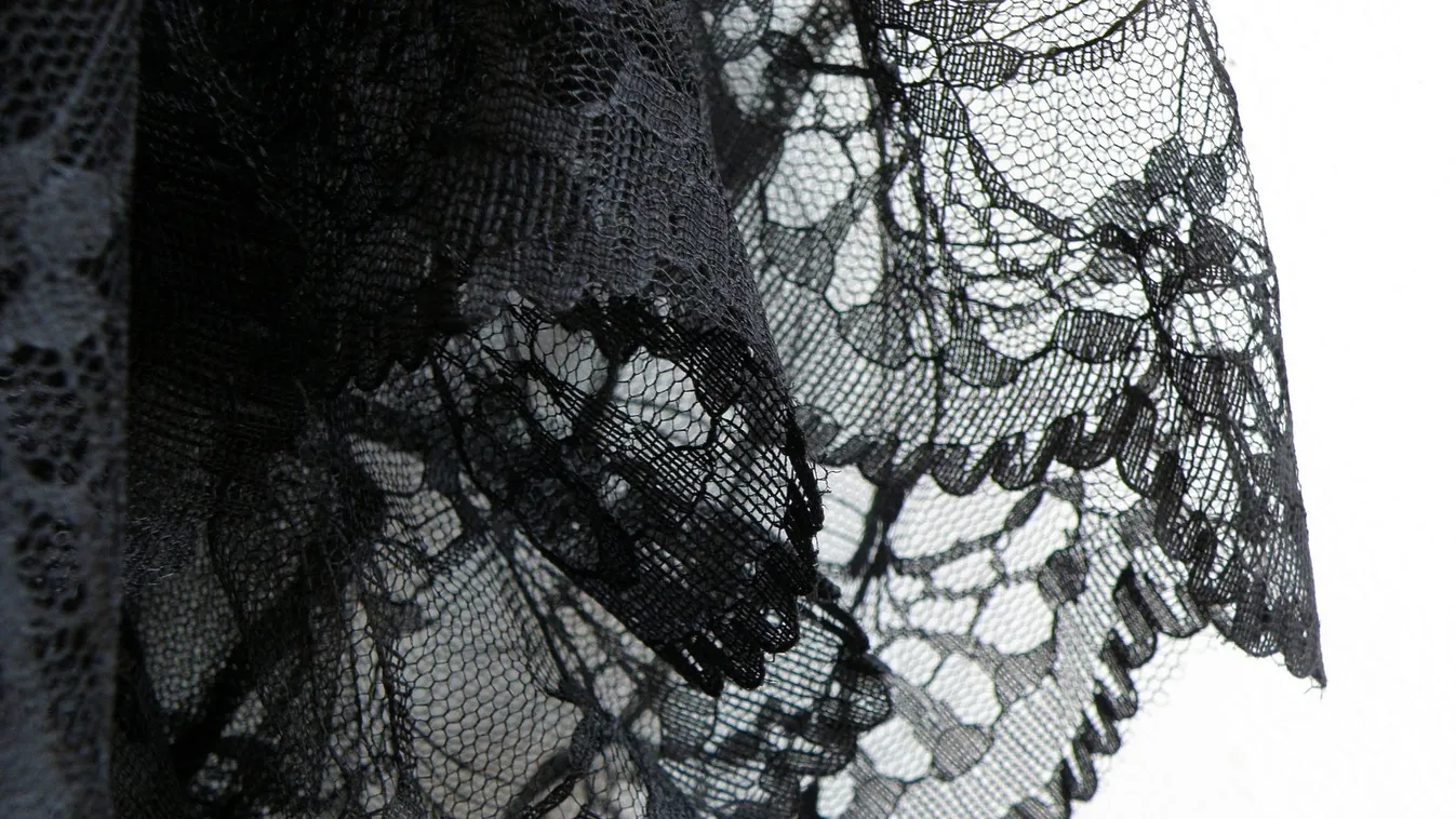 Leheletnyi csipkecsodában pózolt a szexi magyar modell