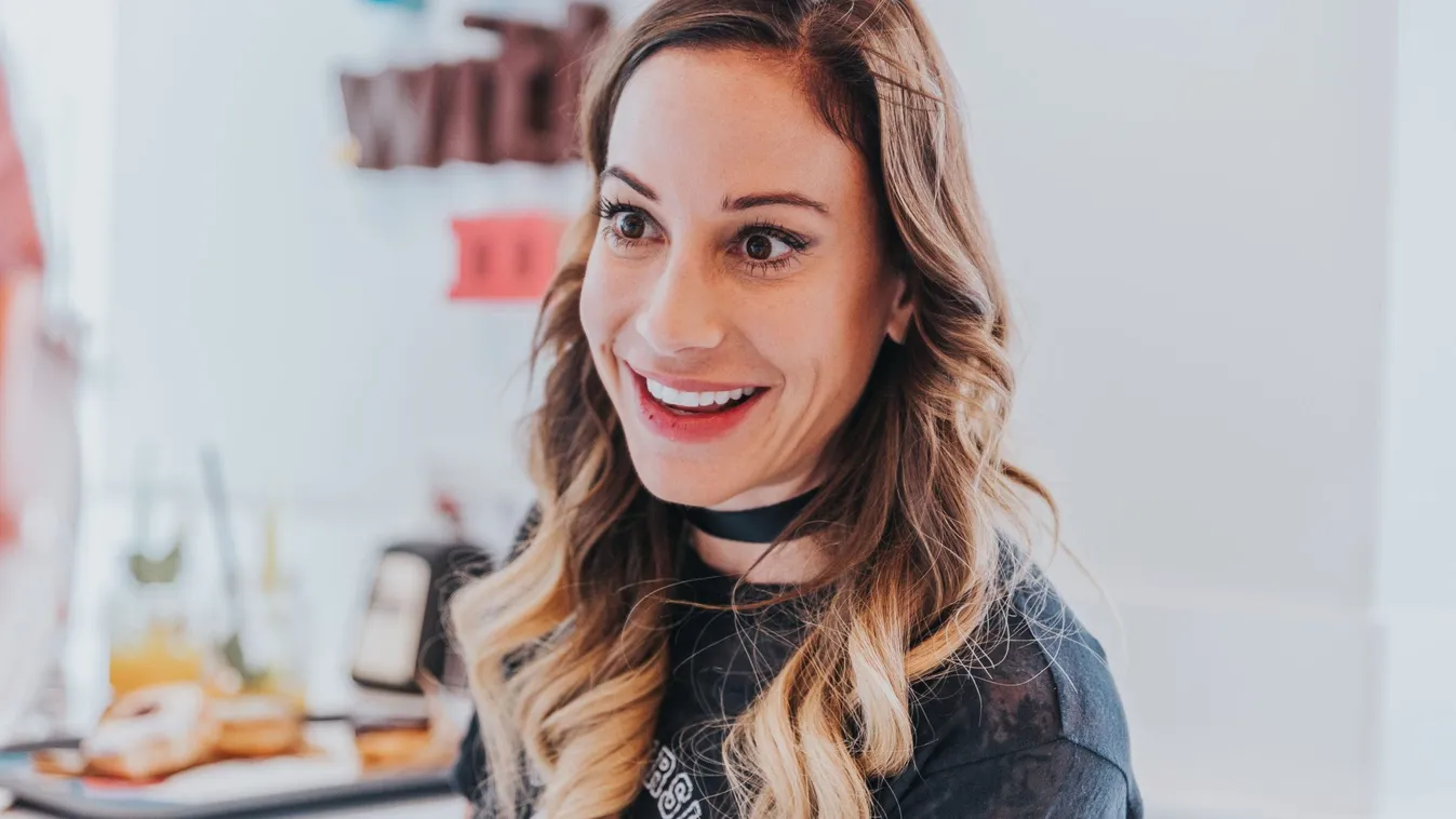 Vajna Timi aprócska tangás bikiniben ünnepelt