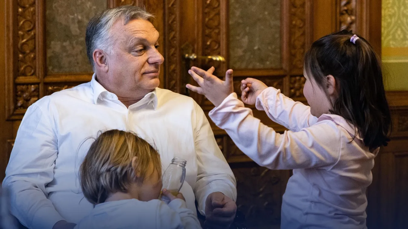 Unokáival közös cuki fotót posztolt Orbán Viktor