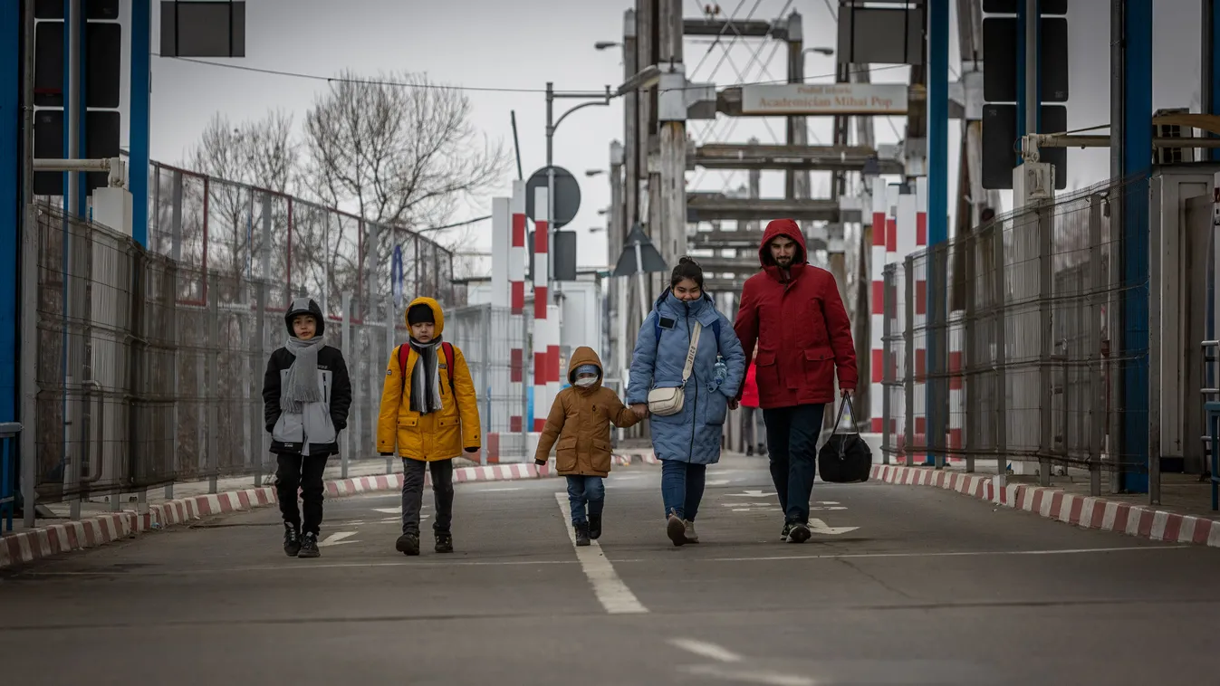 A férfiak a jeges Tiszán át menekülnek Ukrajnából