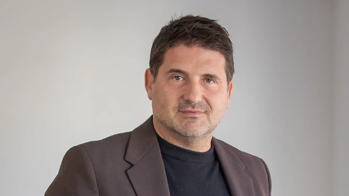 Így pózol a kisfiával Hajdú Péter