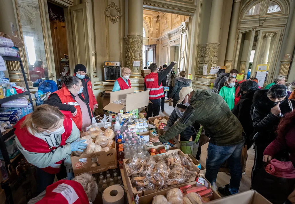 20220305 Budapest, Záhony felől folyamatosan érkeznek a nagyobb menekültcsoportok a fővárosi Nyugati pályaudvarra. Fotó:Bánkúti Sándor