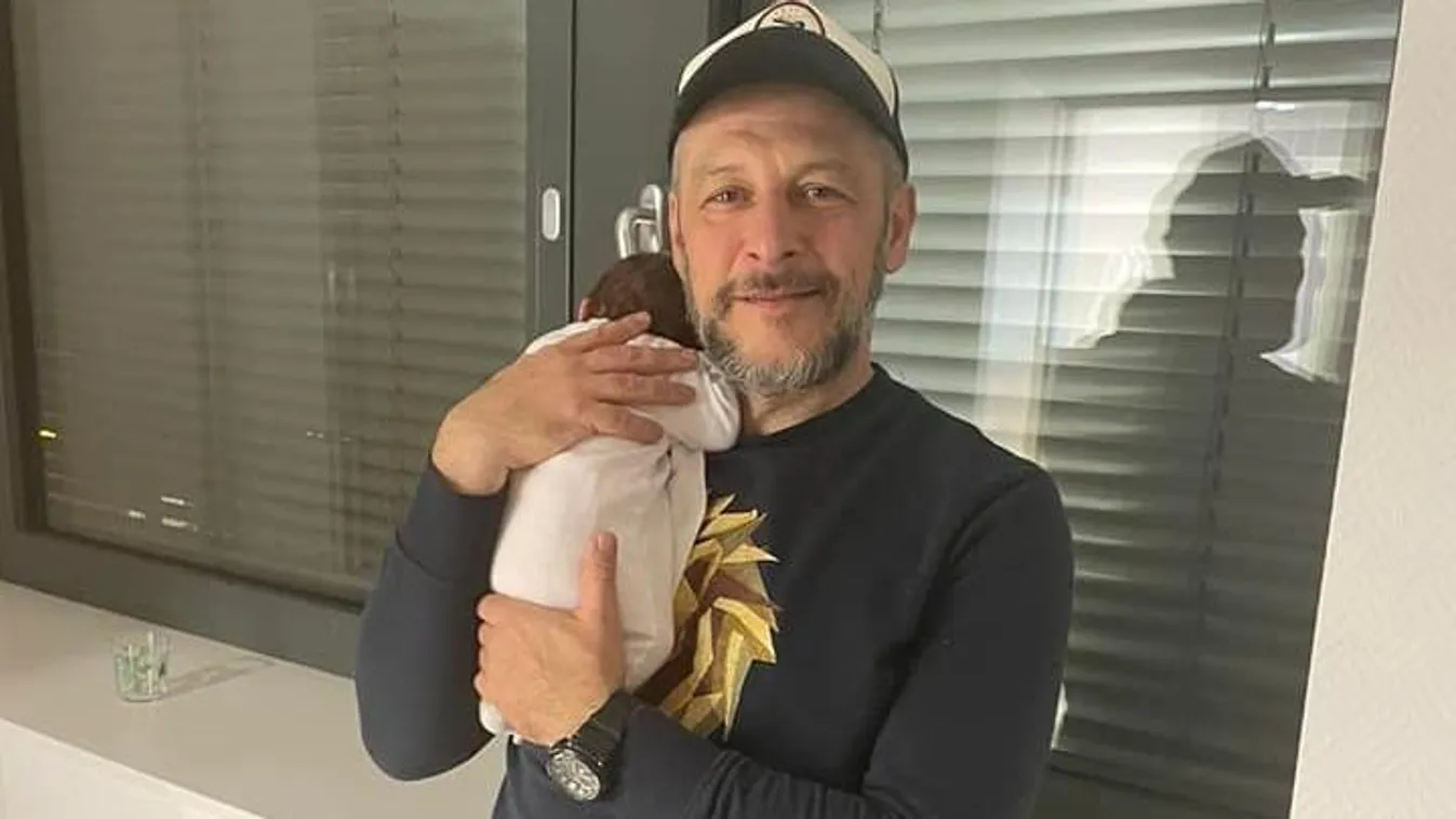 „Megérkezett az új főnök” – elképesztő részletek a magyar énekes kislányának születéséről