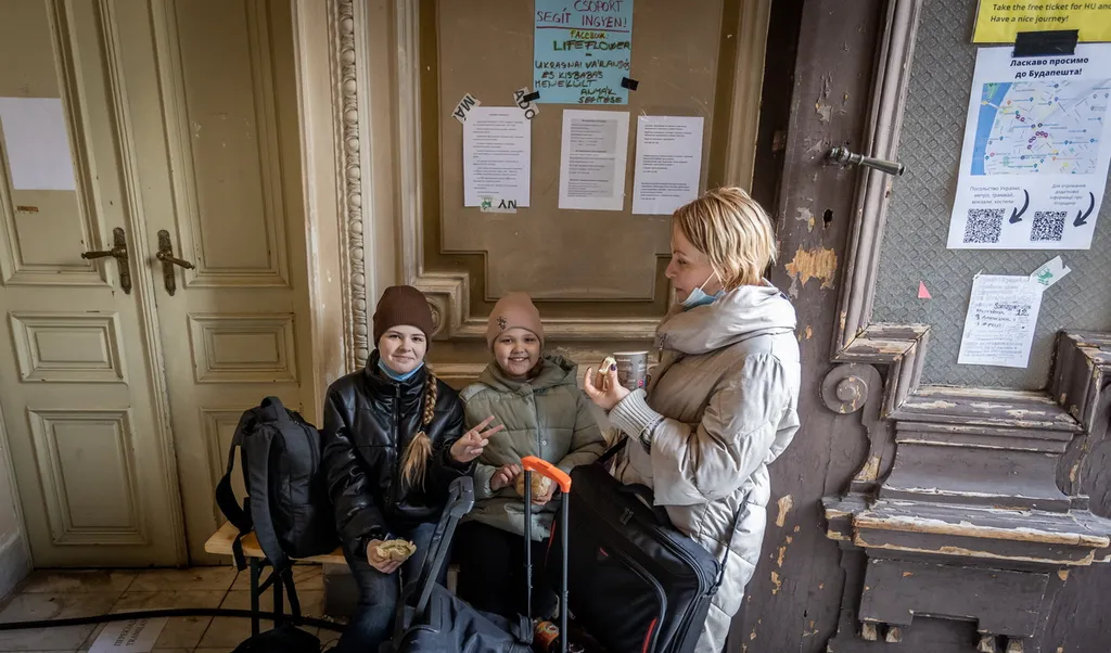 20220305 Budapest, Záhony felől folyamatosan érkeznek a nagyobb menekültcsoportok a fővárosi Nyugati pályaudvarra. Fotó:Bánkúti Sándor