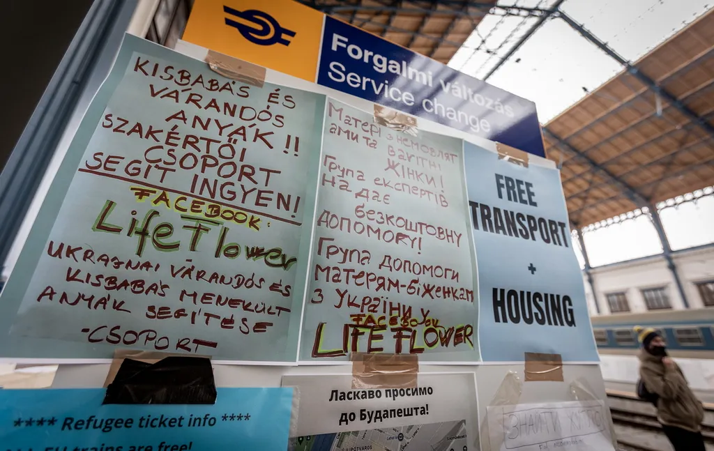 20220305 Budapest, Záhony felől folyamatosan érkeznek a nagyobb menekültcsoportok a fővárosi Nyugati pályaudvarra. Fotó:Bánkúti Sándor