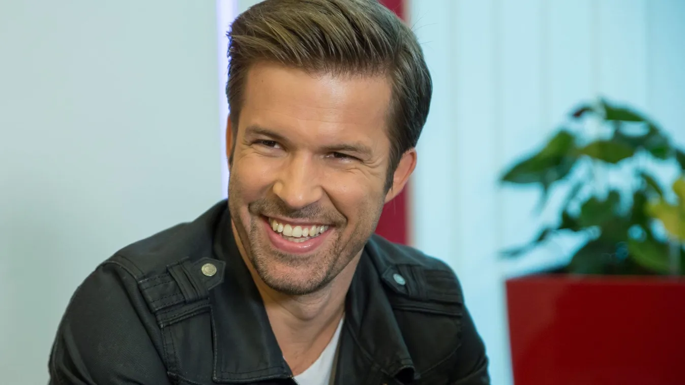  Félmeztelen videón Sebestyén Balázs kipattintva