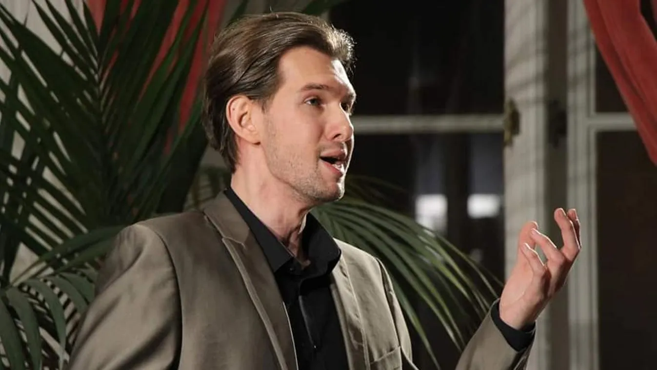 Betelt a pohár: Három éve megállás nélkül zaklatja egy nő a magyar énekest