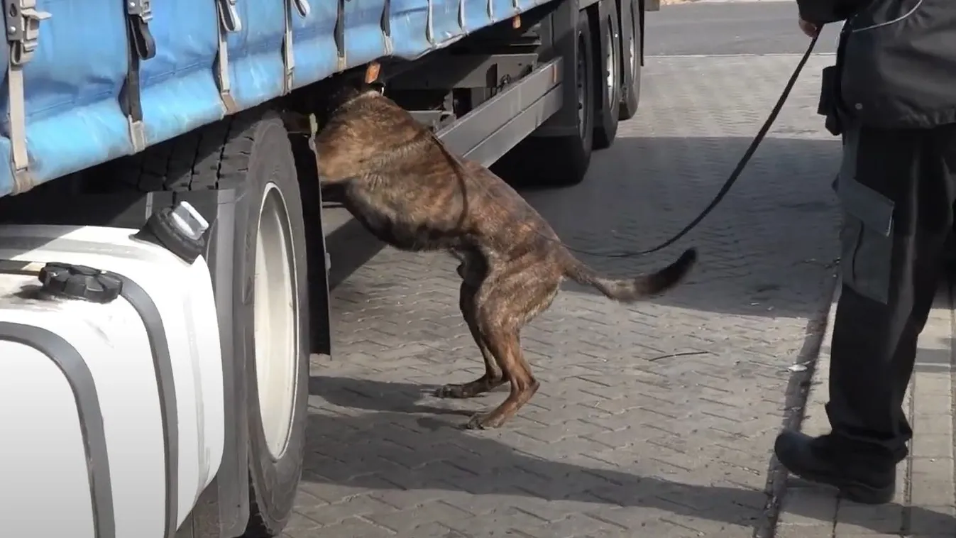 Leleplező videó: NAV-osok rejtették a cuccot a kamionra