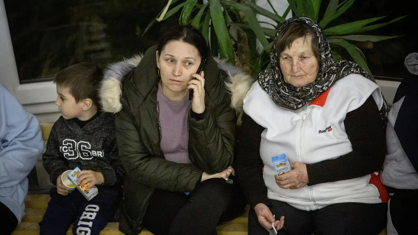 „Nekik nem ilyen jövőt szánok” – sírta Ibolya, aki öt gyermekével kényszerült menekülni Ukrajnából