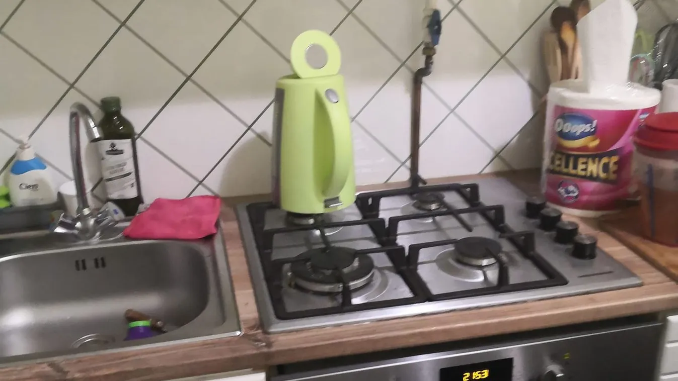 Eléggé belefáradhatott a napba az apuka: így tette fel a vizet forrni