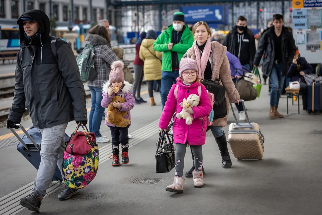 20220305 Budapest, Záhony felől folyamatosan érkeznek a nagyobb menekültcsoportok a fővárosi Nyugati pályaudvarra. Fotó:Bánkúti Sándor