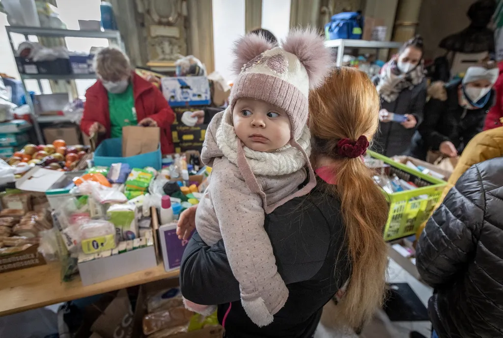 20220305 Budapest, Záhony felől folyamatosan érkeznek a nagyobb menekültcsoportok a fővárosi Nyugati pályaudvarra. Fotó:Bánkúti Sándor