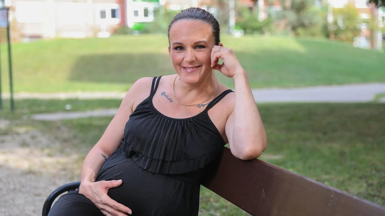 Tündéri fotó: megmutatta ikerfiait a magyar énekesnő