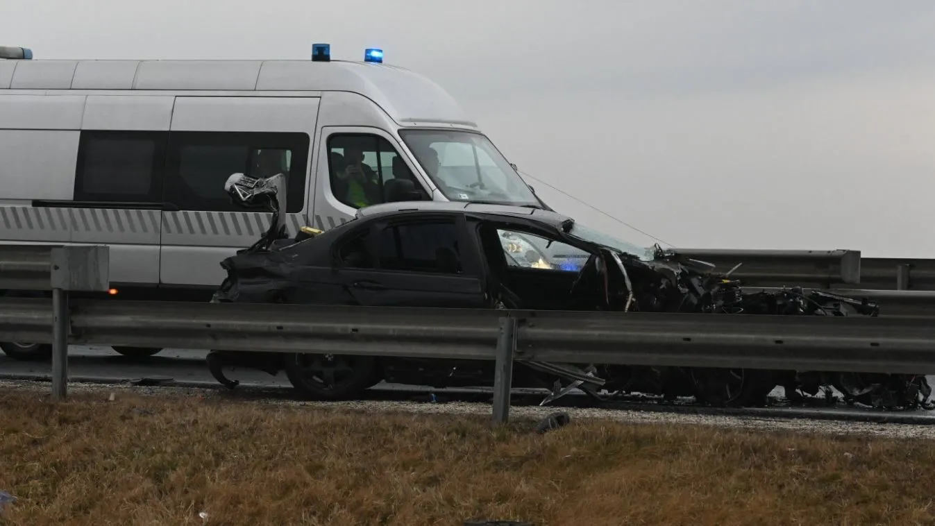 Sokkoló fotók: Súlyos baleset történt az M4-es autóúton