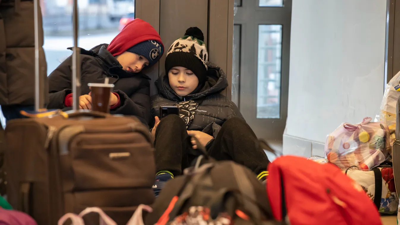 Az első napon több mint ezer menekülőnek segítettek a humanitárius tranzitponton