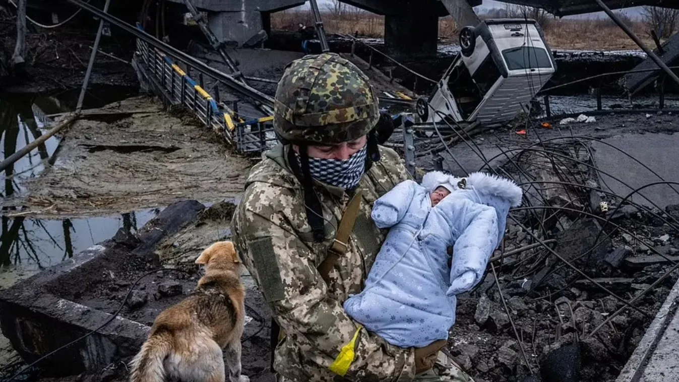 Meg kell szakadjon a szív: a romok alól mentik a csecsemőket az ukrán katonák