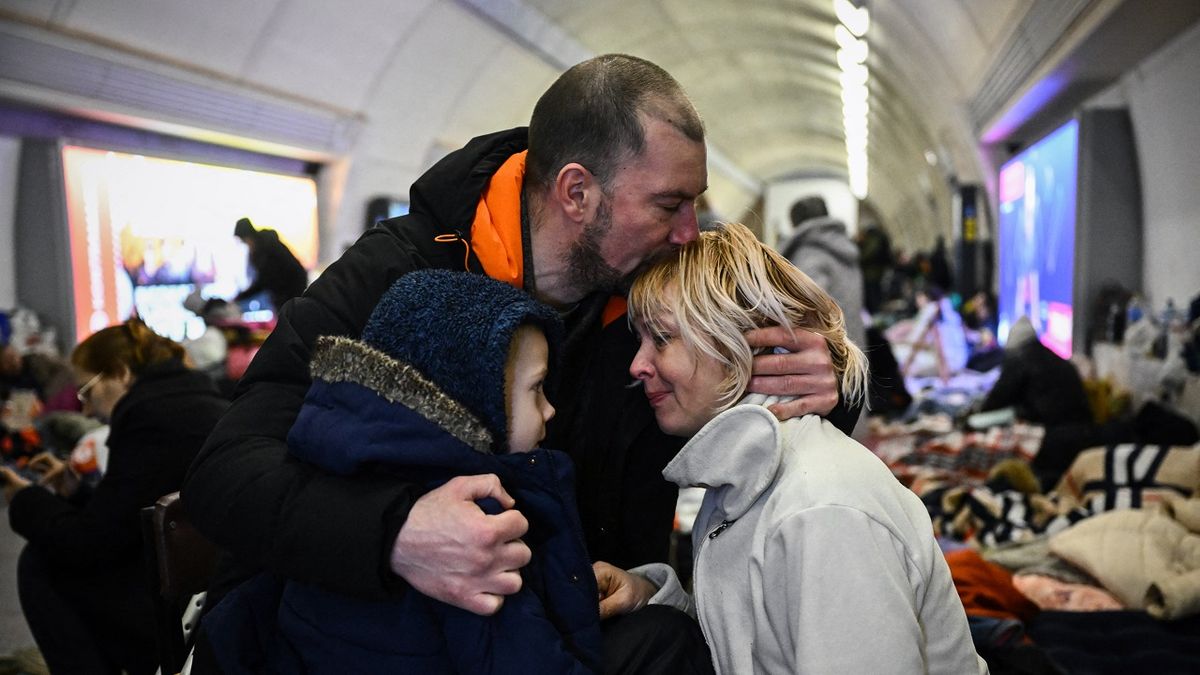 Orosz-ukrán háború: ilyen az élet a menekültekkel teli harkivi metróban