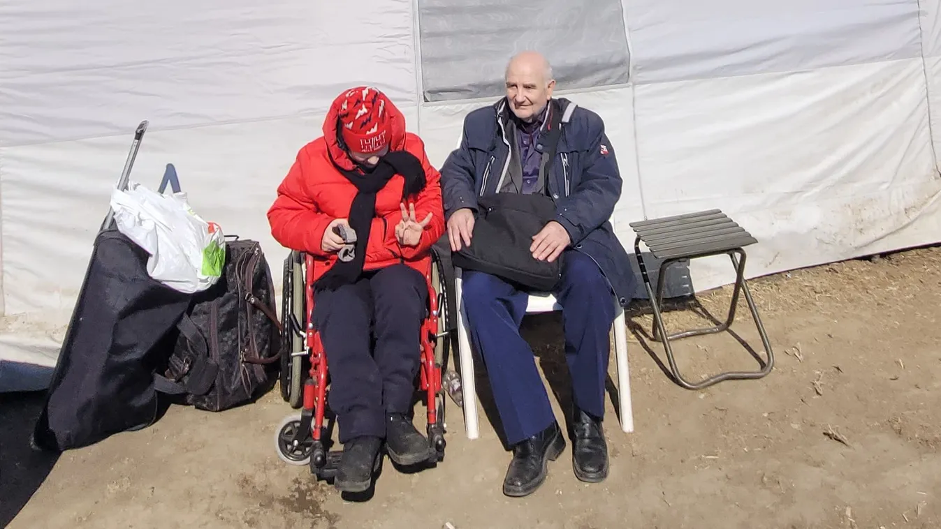 Beteg unokájával menekült a háború elől a nagypapa