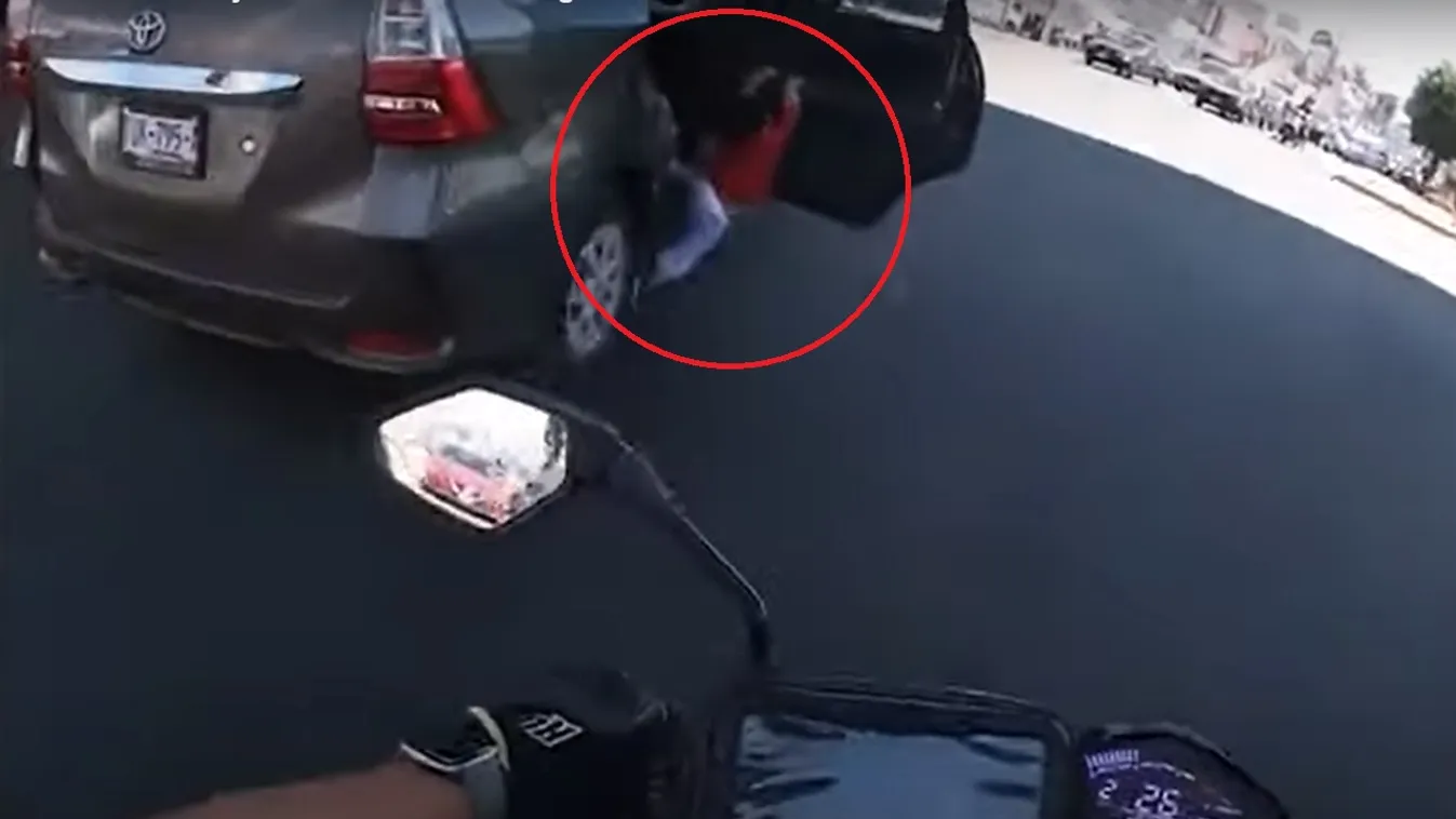 Sokkoló felvétel: egy kisfiú kiesett a mozgó kocsiból