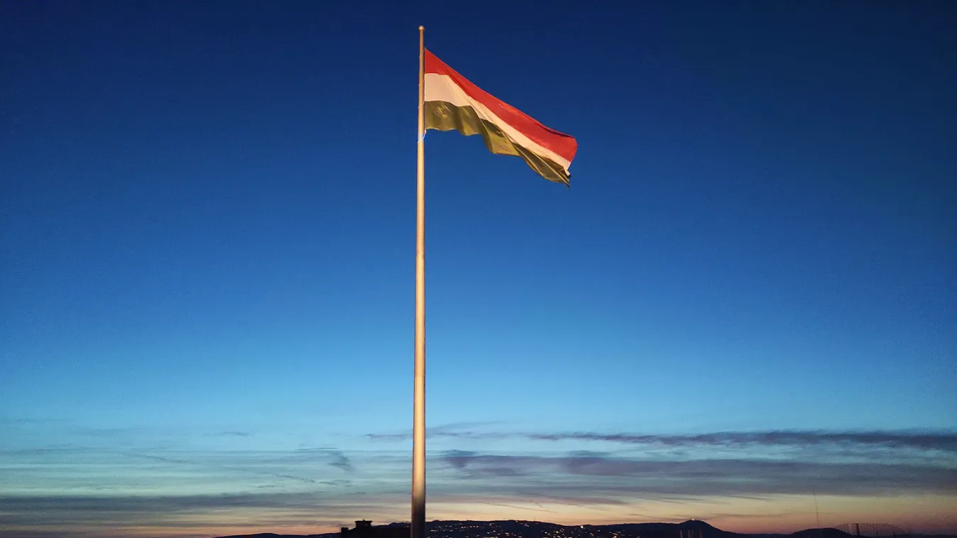 Hazánk legnagyobb nemzeti lobogója ékesíti a Citadellát