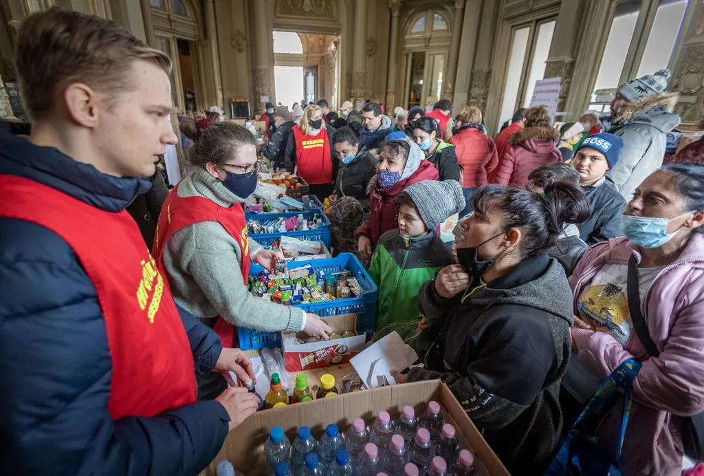 20220305 Budapest, Záhony felől folyamatosan érkeznek a nagyobb menekültcsoportok a fővárosi Nyugati pályaudvarra. Fotó:Bánkúti Sándor