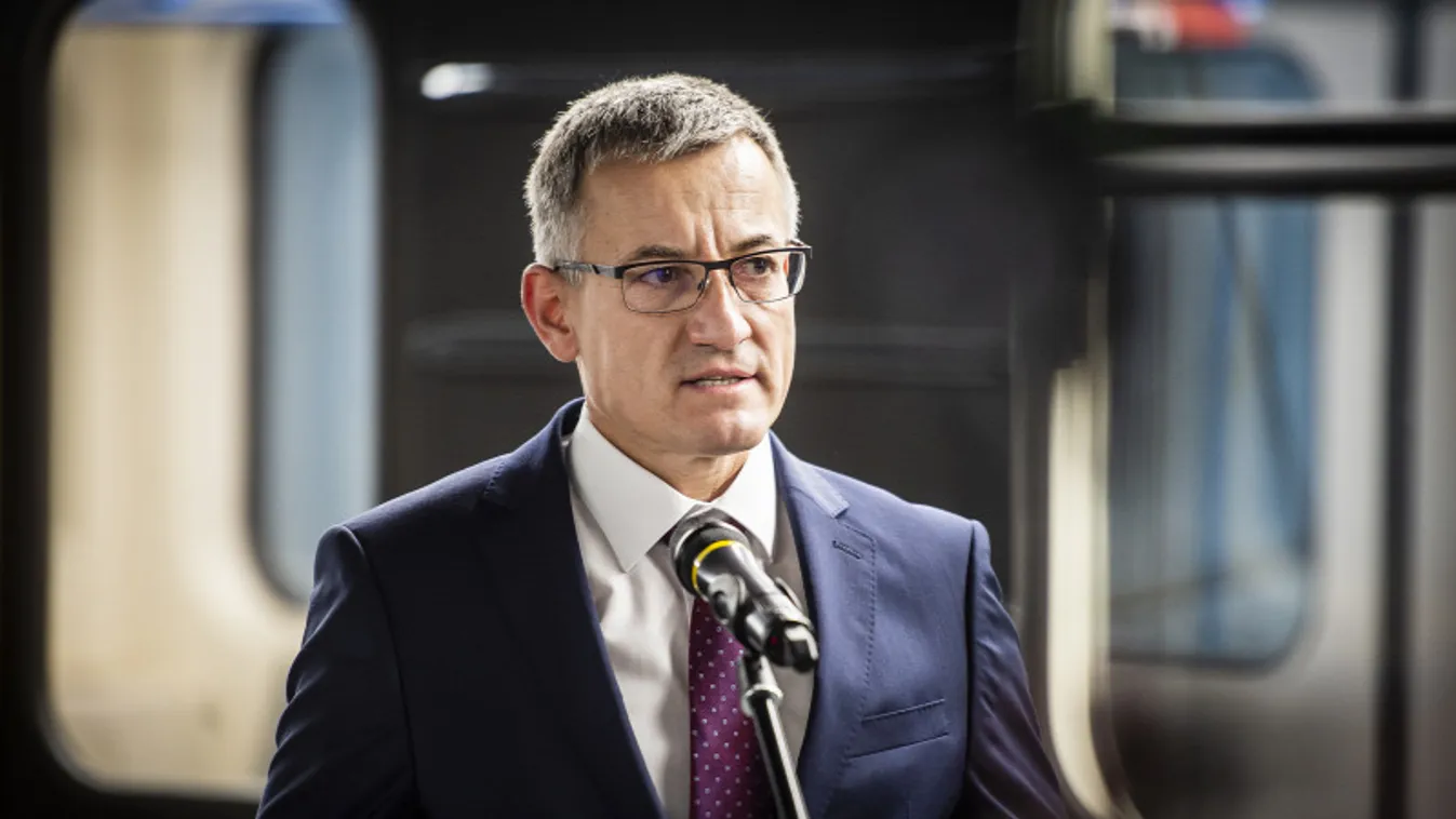 Közpénzen dőzsöl politikusokkal a BKV-vezér