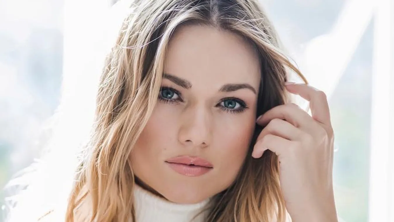 A vészcsengőt nyomkodta: Pánikba esett az énekesnő